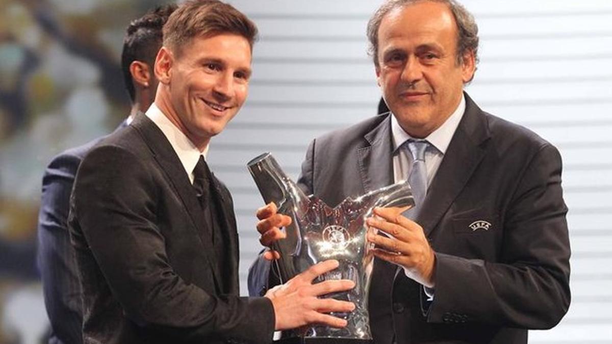 Leo Messi recibió el trofeo de manos de Michel Platini