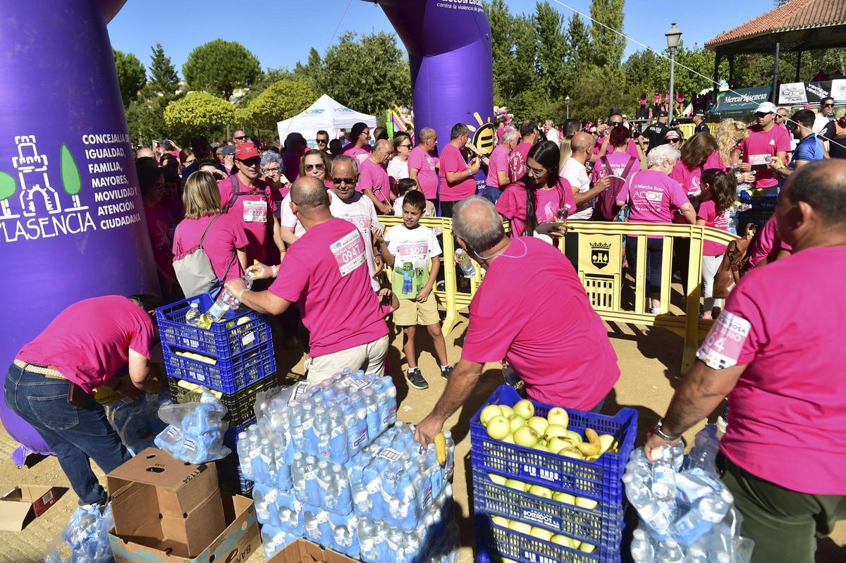 Imágenes de la marcha rosa contra el cáncer de mama en Plasencia