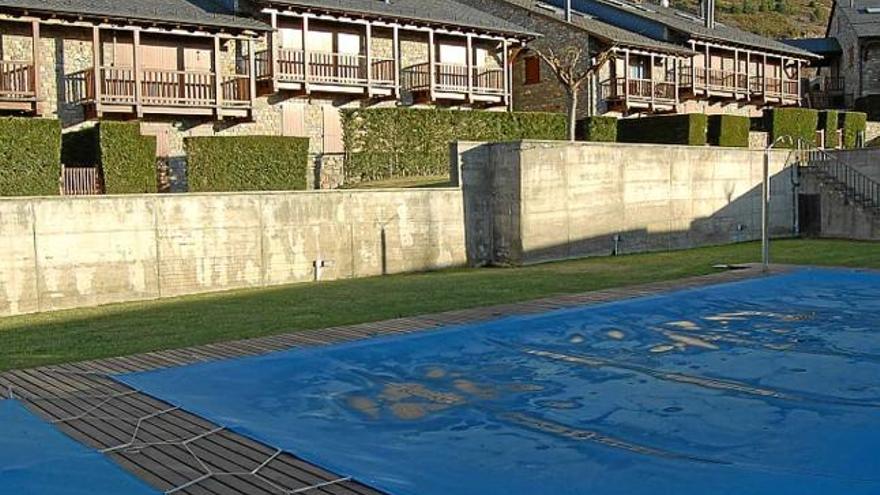 Piscines tapades de segones residències al nucli d&#039;Alp