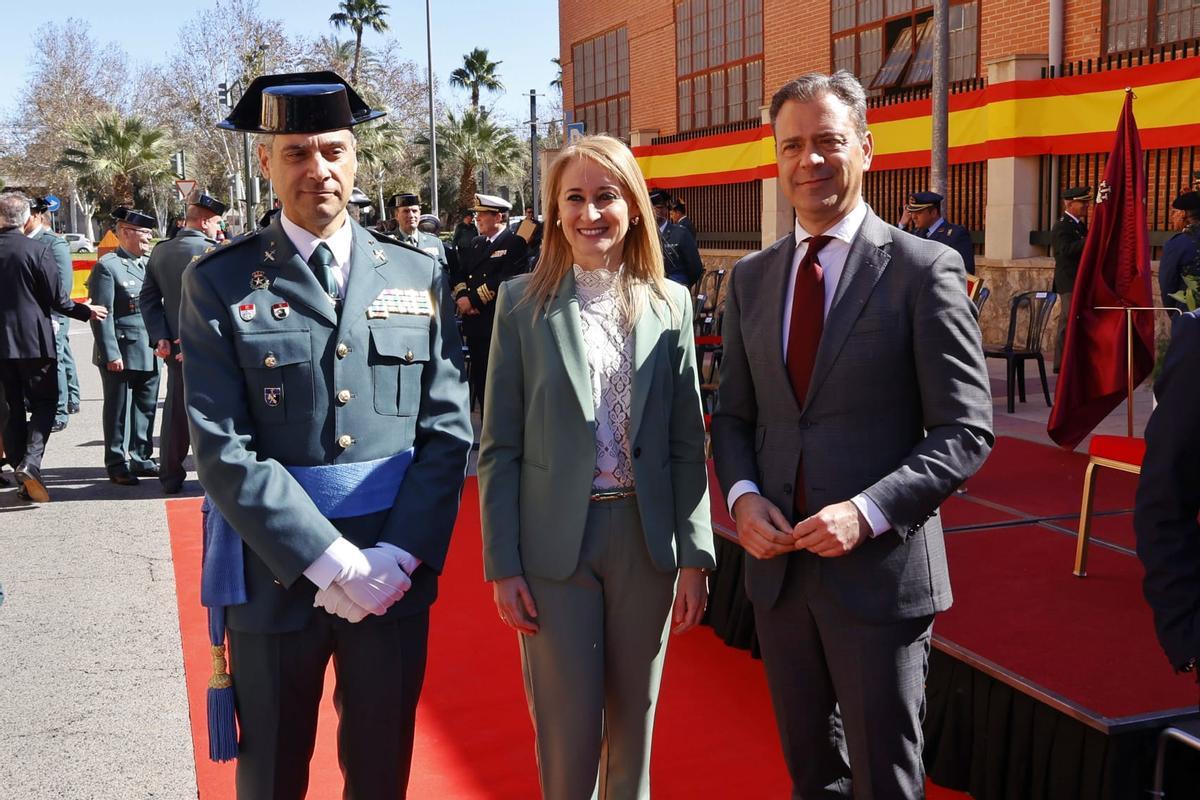 El nuevo coronel de la Guardia Civil, junto a Mariola Guevara y Marcos Ortuño.