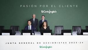 El nuevo consejero delegado de El Corte Inglés, Gastón Botazzini, de pie detrás de Marta Álvarez.