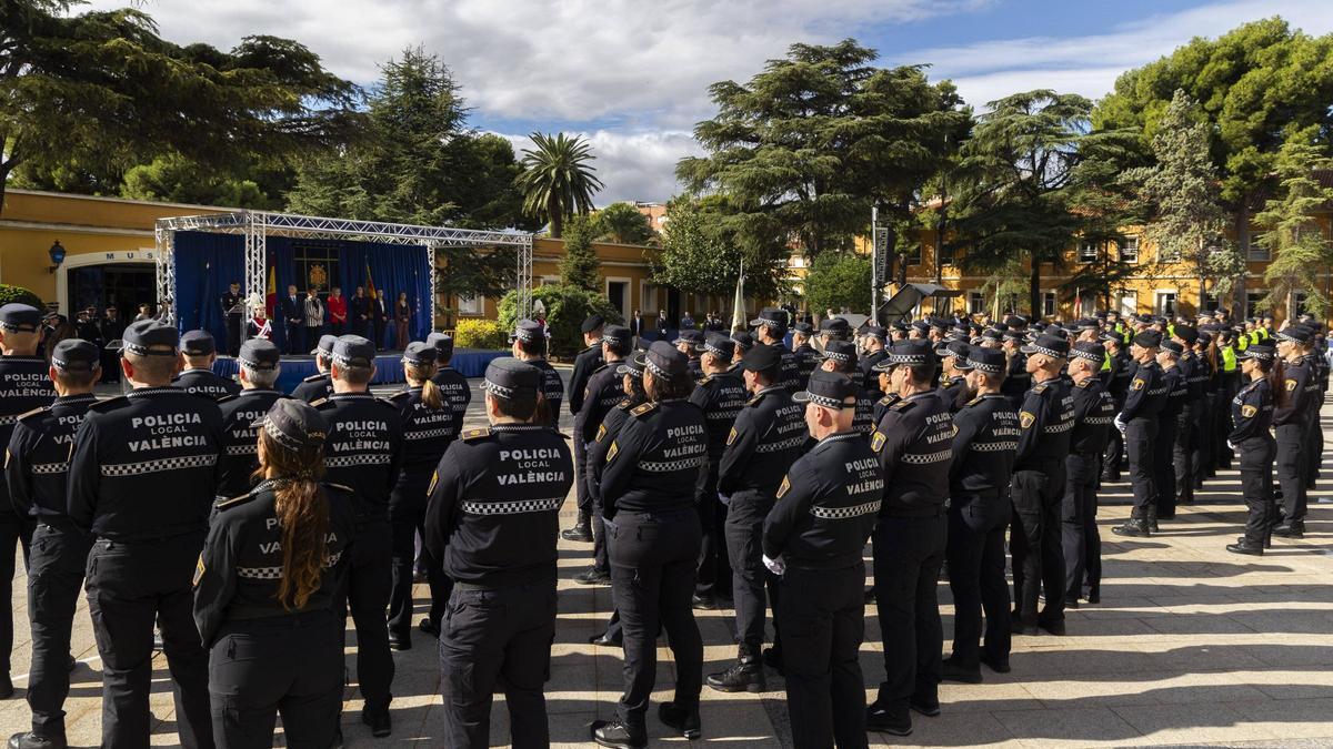 Agentes y mandos forman en la sede central de la Policía Local.