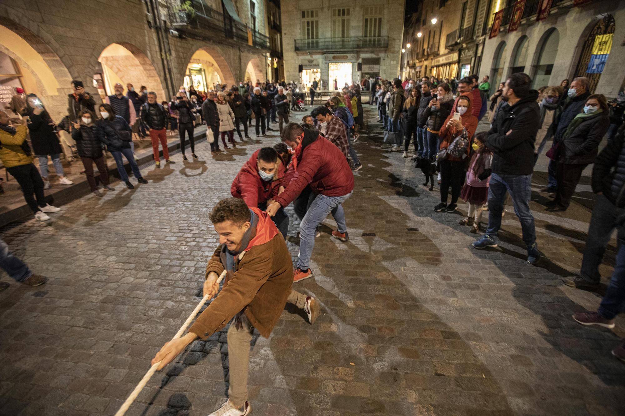 Estirada de corda a la plaça del Vi