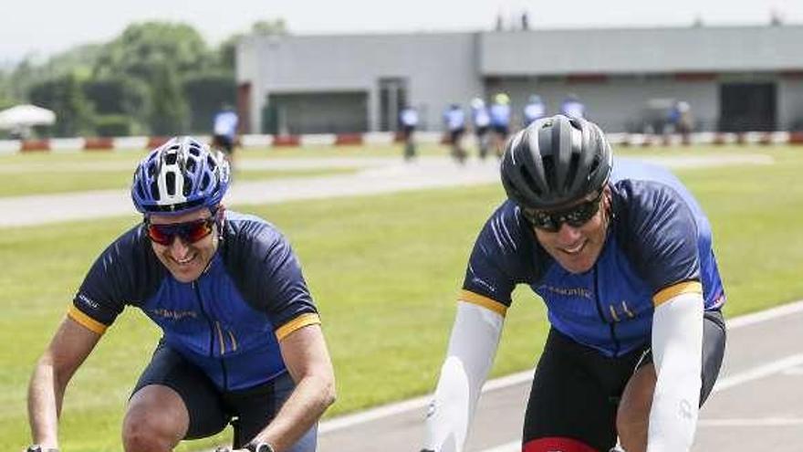 Miguel Indurain cruza la meta junto a Nacho Carranza, de Carrefour.