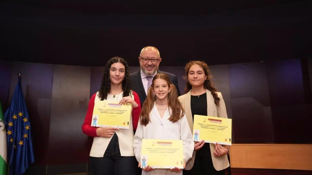 Alba García, del IES Ulia Fidentia de Montemayor; Lourdes García, del Colegio Sagrada Familia; y María Jesús Segura, del IES Trassierra, modalidad Bachillerato.