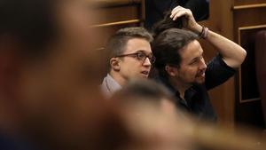 Pablo Iglesias se arregla la coleta mientras escucha el discurso de Sánchez.