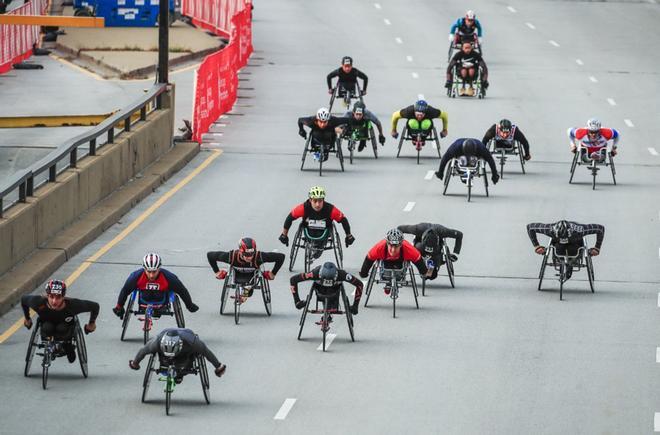 Los corredores de sillas de ruedas comienzan en el Maratón de Chicago 2019 en Chicago, Illinois.