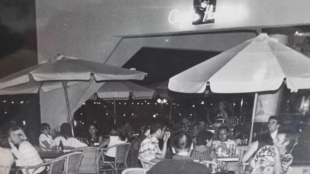 La terraza de El Capitán Haddock en el Puerto de Alicante. 25 de julio de 1997.