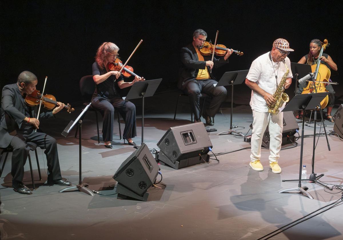 El saxofonista cubano Román Filiú, que estará este domingo en el Canjazz de Cangas, durante un concierto.