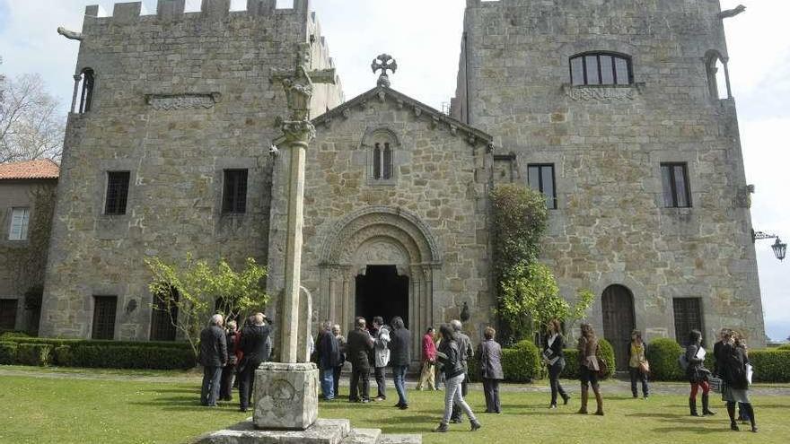 Primeros visitantes al pazo de Meirás en 2011.