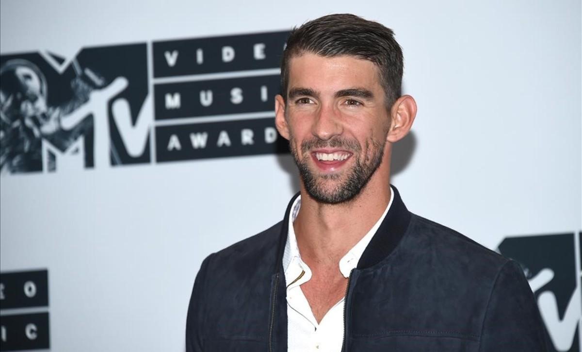 El nadador Michael Phelps posa para la prensa.