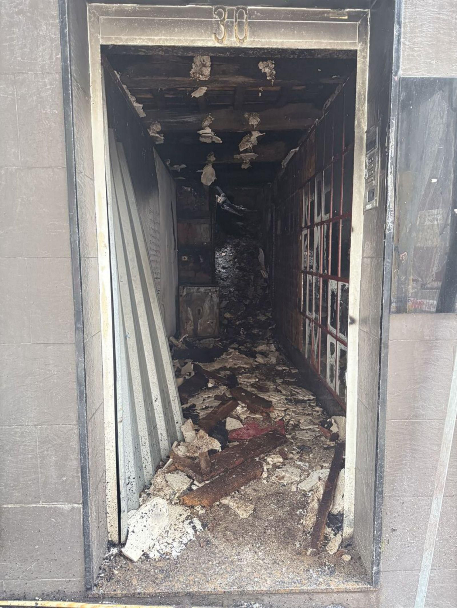 Estado del portal calcinado de la calle Barrera. | LOC