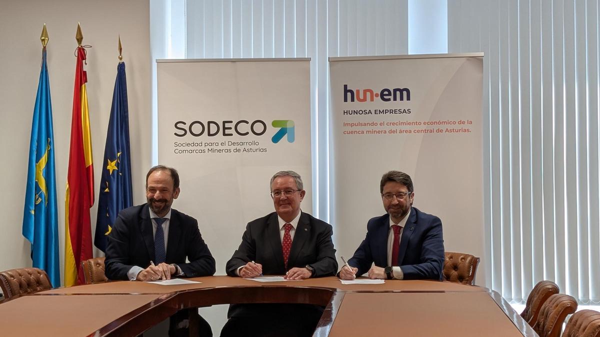 Por la izqquierda, Antonio Crespo, presidente de SODECO; Antonio Romero, director general de Caja Rural de Asturias, y Enrique Fernández, presidente de Hunosa