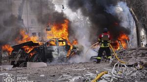 Imagen facilitada por el Servicio de Emergencias de Ucrania del ataque ruso con misiles balísticos de este domingo en Sumi.