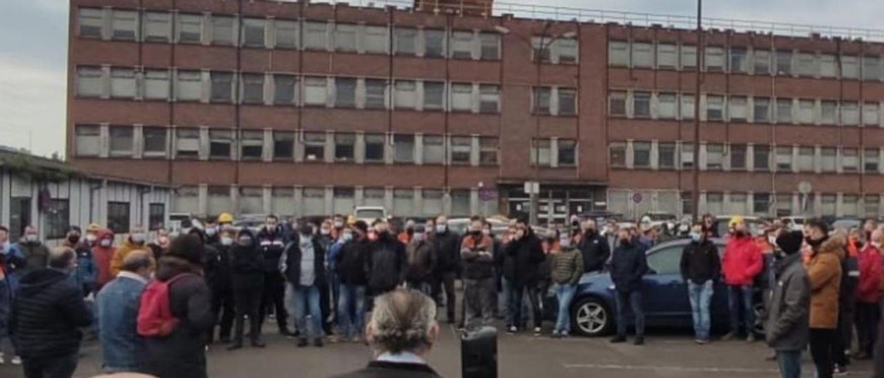 La asamblea de trabajadores celebrada ayer en Gijón.