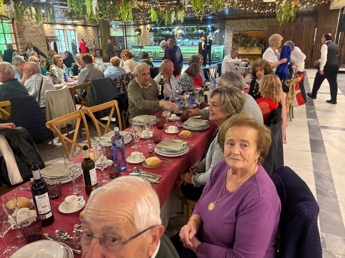La fiesta de los pensionistas de Lugones para homenajear a su "jubilado mayor" La fiesta de los pensionistas de Lugones para homenajear a su "jubilado mayor"