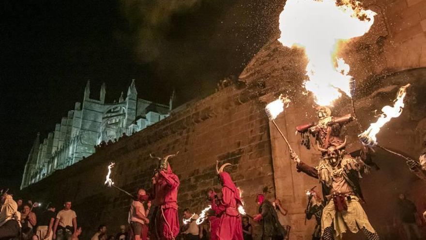 Sant Joan celebra su noche mágica con el &#039;correfoc&#039; del Parc de la Mar