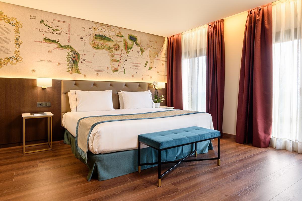 Las habitaciones están decoradas con mapas antiguos.