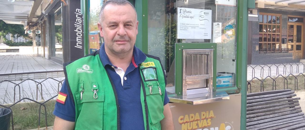 José Manuel García, cuponero de la ONCE, delante de su kiosco en Salinas.