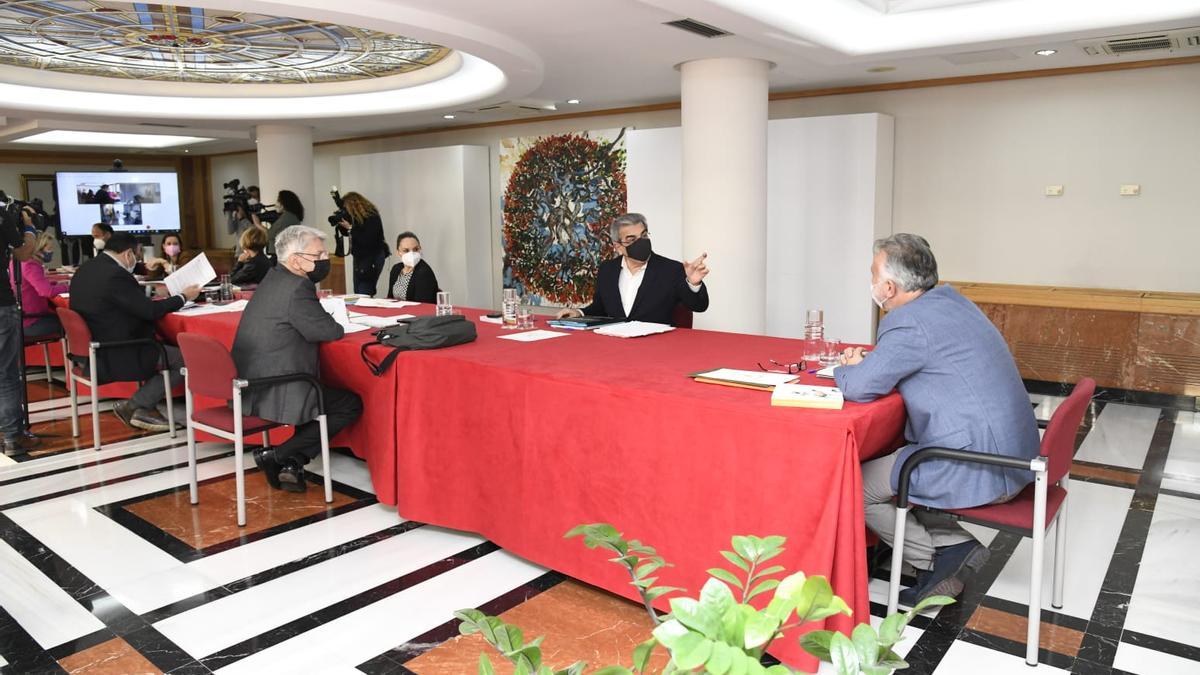 Ángel Víctor Torres (d) preside el Consejo de Gobierno de hoy.