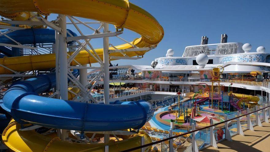 El &#039;Wonder of the seas&#039;, el crucero más grande del mundo, en el puerto de Málaga. /  GREGORIO MARRERO