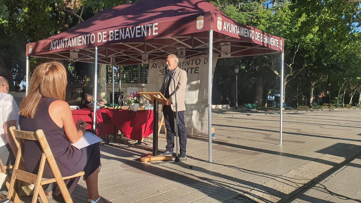 El novelista histórico, Jorge Molist, durante el pregón inaugural.