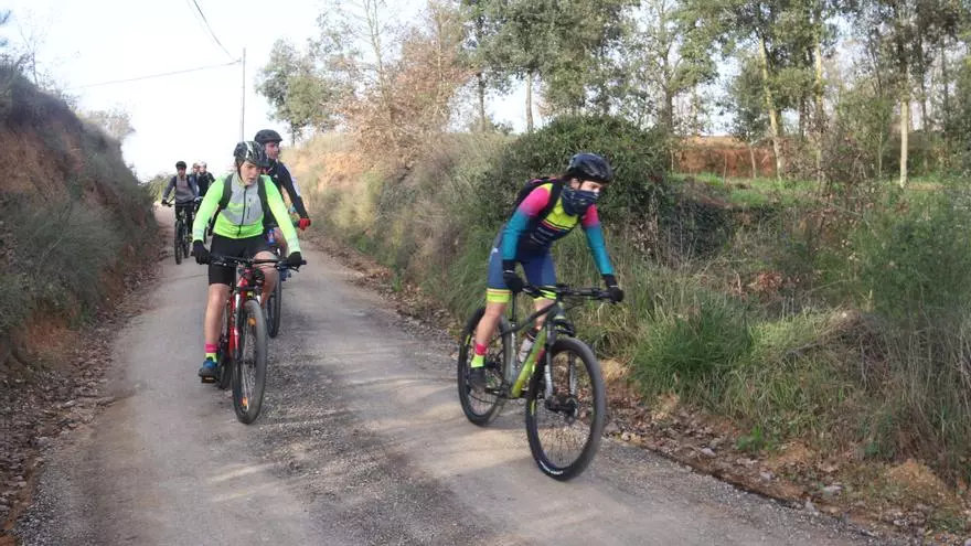 L'institut de Santa Coloma de Farners acull estudiants de Menorca per mostrar-los la Selva en bici