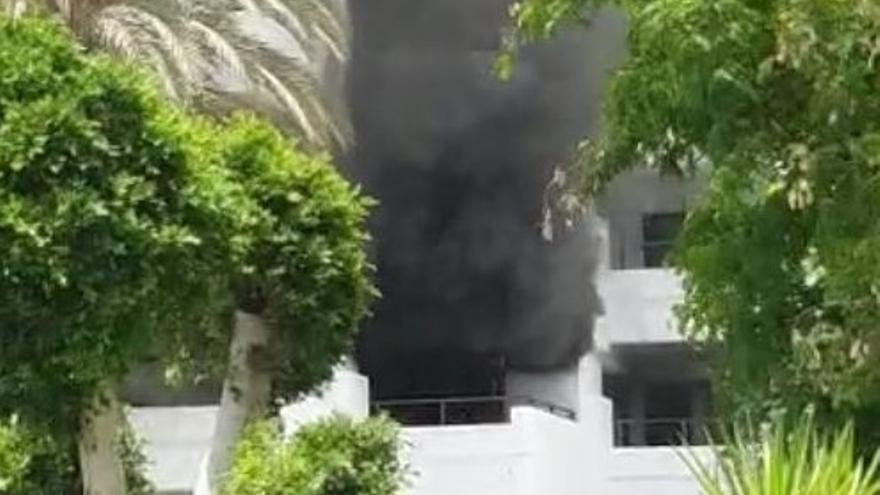 Un obrero, intoxicado en el incendio de un hotel en reformas en Playa del Inglés