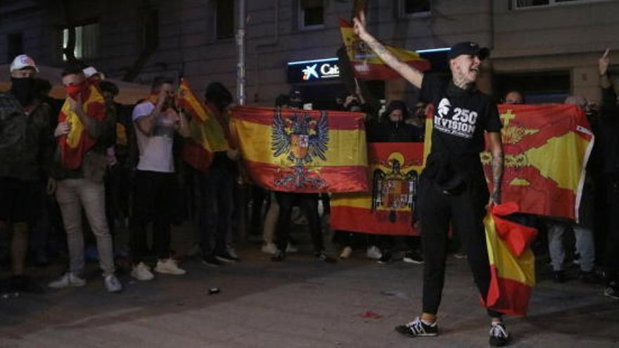 Els Mossos carreguen contra un grup d&#039;ultres a Barcelona per evitar un xoc amb una manifestació antifeixista