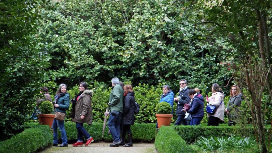 Participantes en una visita de la Ruta das Camelias.