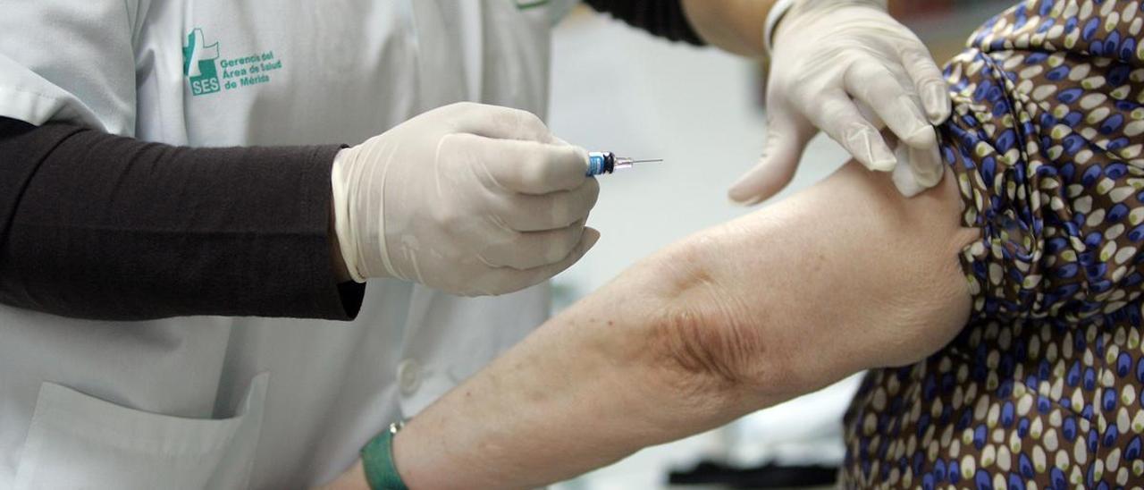Una mujer recibe la vacuna de la gripe en un centro de salud de Mérida.