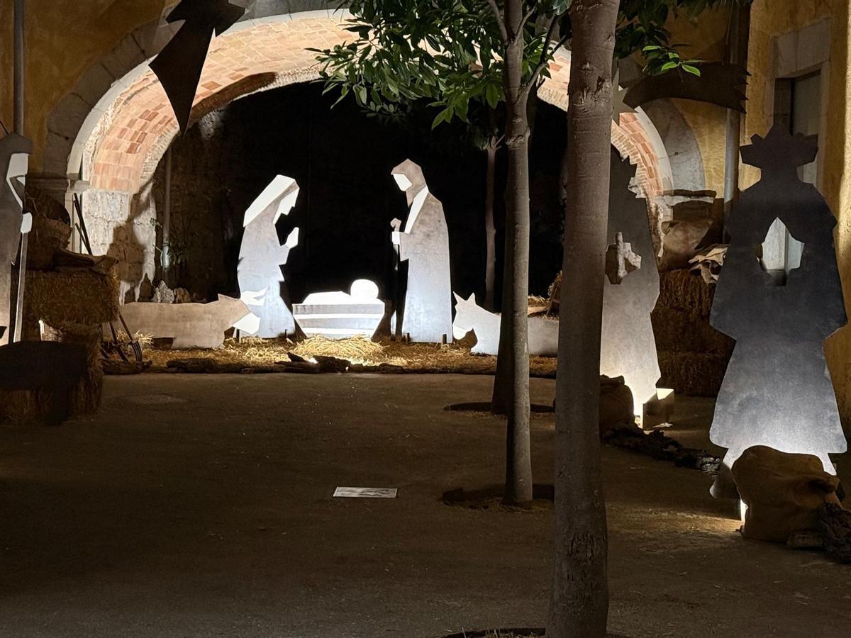 El naixement ubicat sota l'arc del pati.