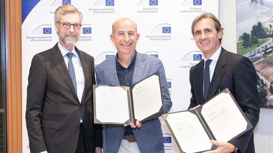 De izquierda a derecha, el vicepresidente del BEI Robert de Groot, el consejero delegado de Sateliot Jaume Sanpera y Capital social y el director de renta variable, capital riesgo y financiación de proyectos del BEI Alessandro Izzo.