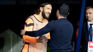 Xavi Hernández y Chygrynskiy se saludaron antes del FC Barcelona-Shakhtar Donetsk