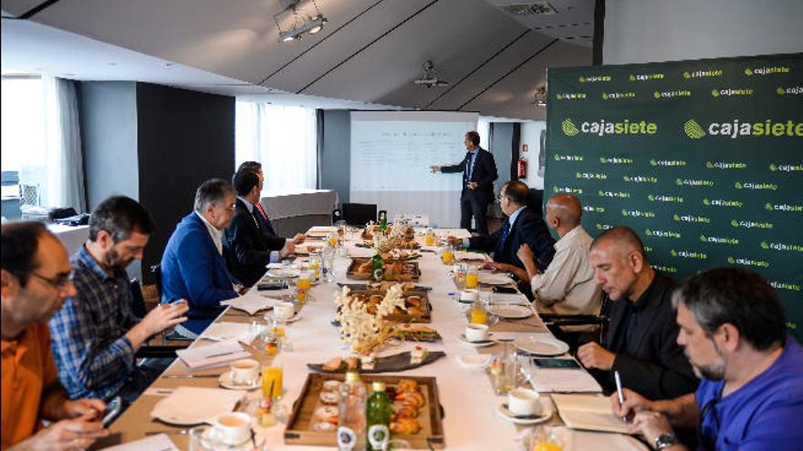 Manuel del Castillo, al fondo, durante el desayuno informativo.