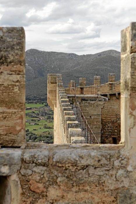 Zacken, Schießscharten, hohe Mauern: Ein Besuch in der Festung im Nordosten von Mallorca.