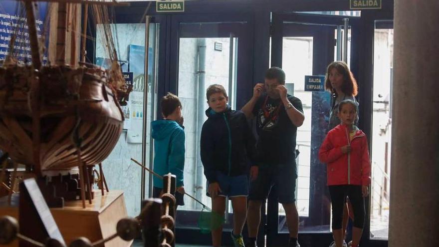 Una familia entra al Museo Marítimo.