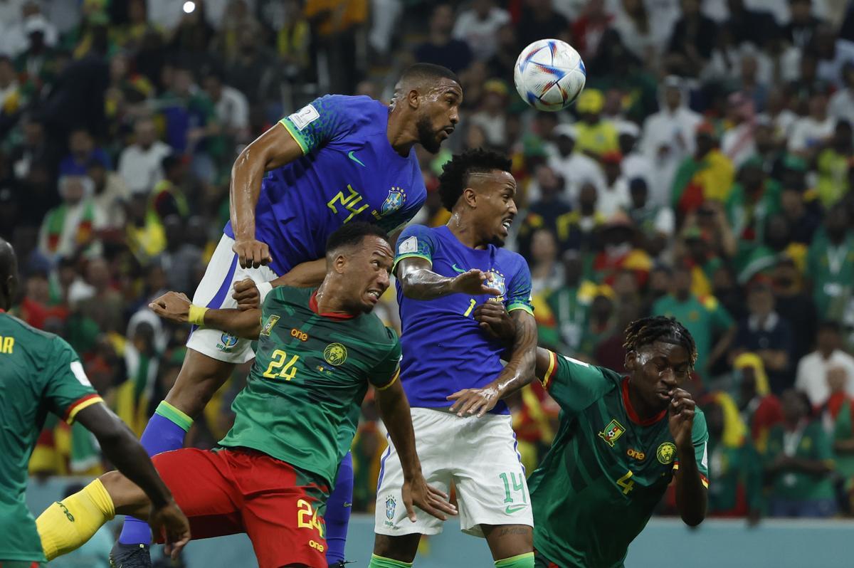 GR5382. LUSAIL (CATAR), 02/12/2022.- Enzo Ebosse (abajo) de Camerún disputa un balón con Bremer (arriba) de Brasil hoy, en un partido de la fase de grupos del Mundial de Fútbol Qatar 2022 entre Camerún y Brasil en el estadio de Lusail (Catar). EFE/ Juanjo Martin