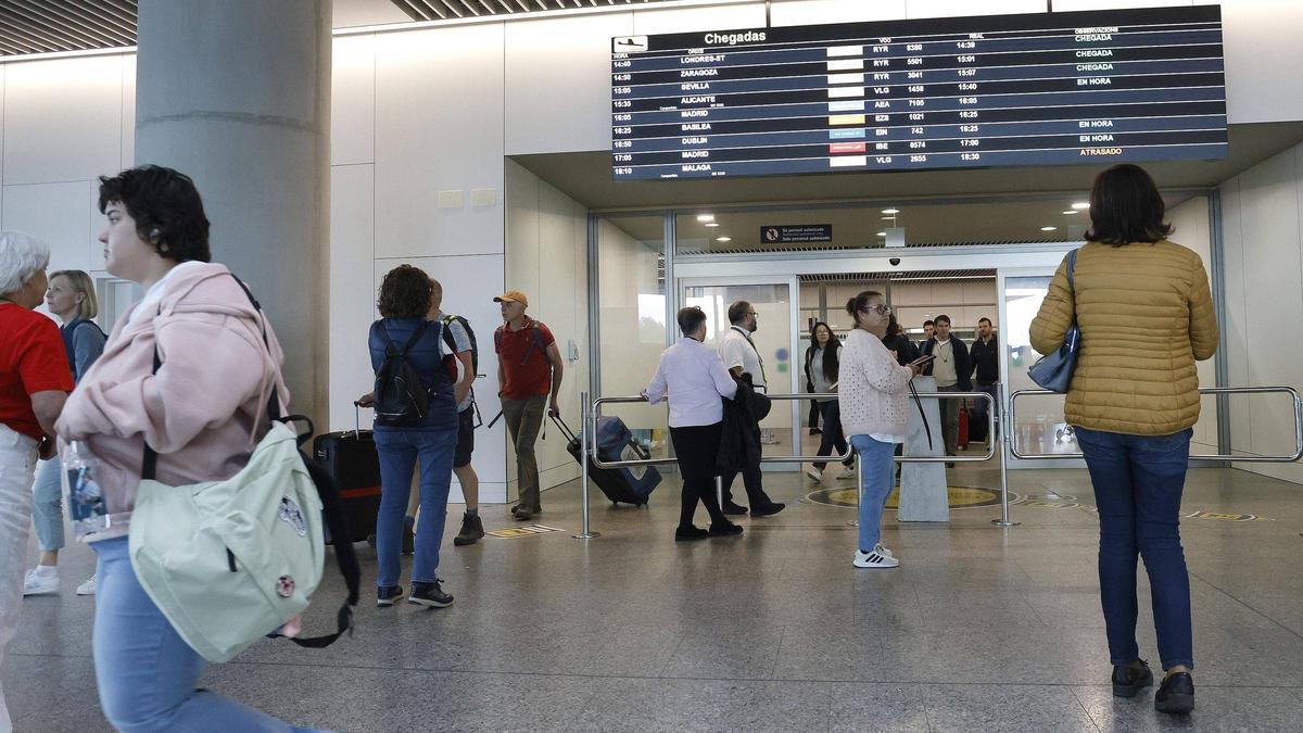 Pasajeros en la terminal del aeropuerto de Santiago