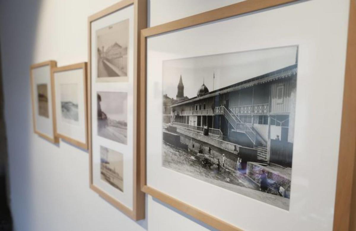 Dos espacios con fotografías de la exposición en el Palacio de Revillagigedo.