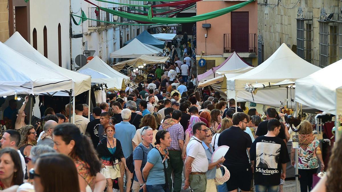 Vídeo | El Martes Mayor toma Plasencia con 125 puestos y una programación que se reinventa