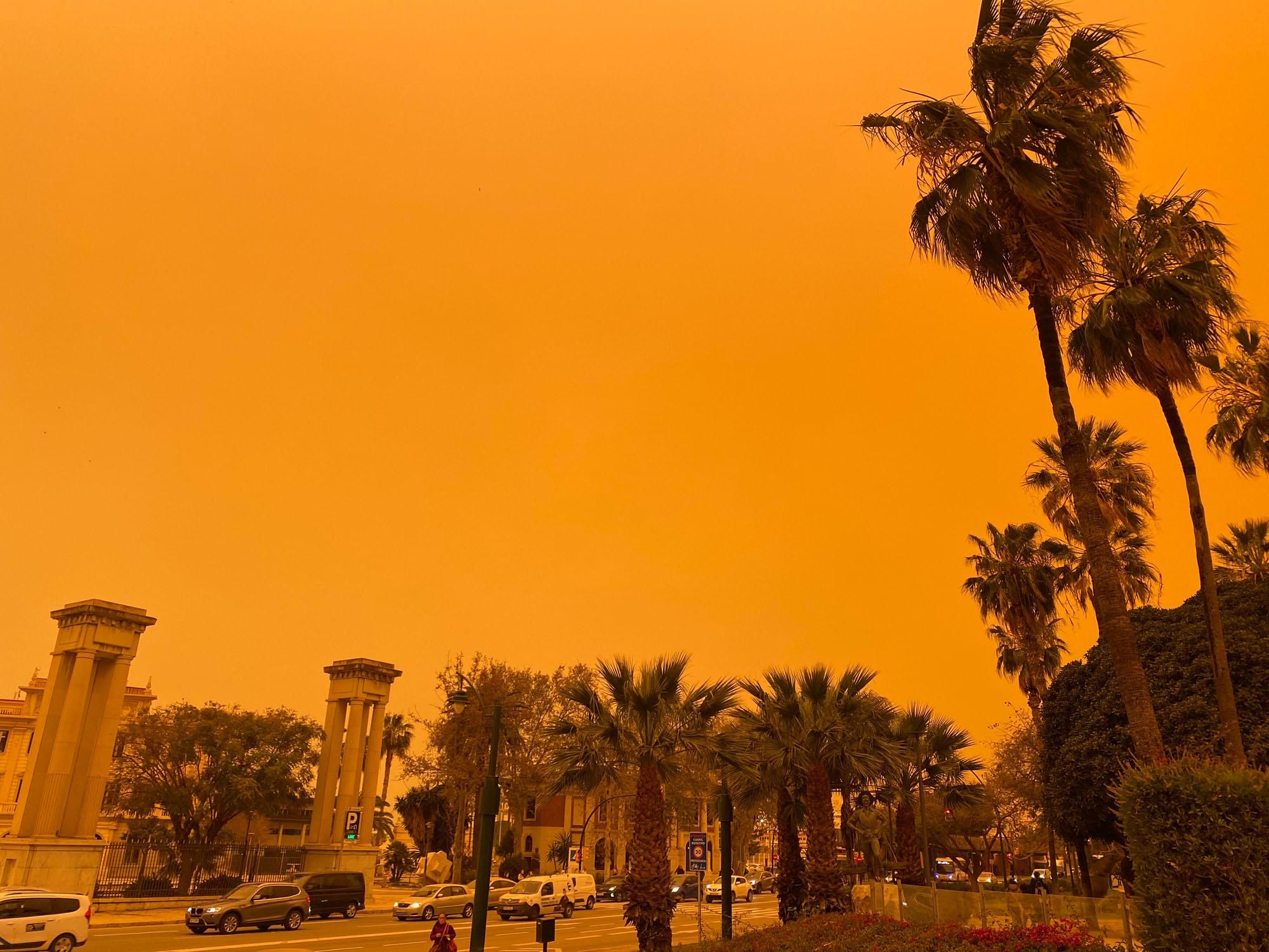 El cielo, teñido de naranja o casi rojo, desde distintos puntos del Centro de Málaga.