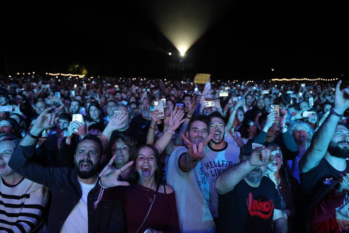 Un público entregado en el concierto de Fito, esta noche en Cáceres.