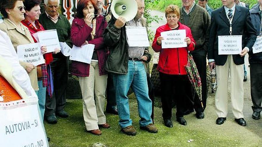 La portavoz de la asociación se dirige a los vecinos reunidos en la protesta, ayer, en la parroquia de Santiago.