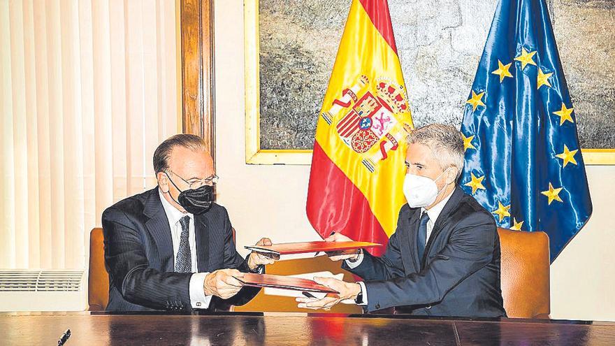 Firma del acuerdo, ayer, entre Fund. «La Caixa» y el Ministerio del Interior.