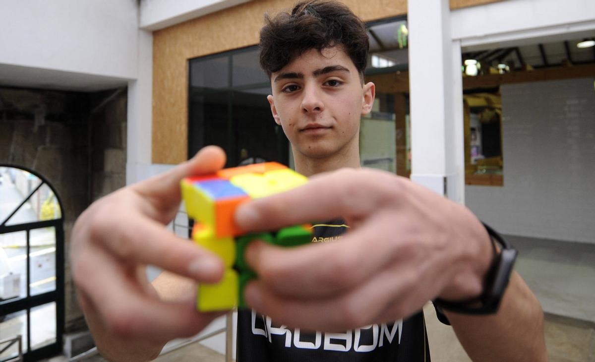 Sergio Márquez manipula un cubo de Rubik, ayer, en la feria educativa de Lalín.  | BERNABÉ/JAVIER LALÍN