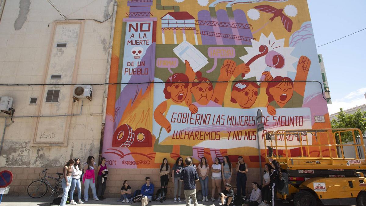 Un artista, dando explicaciones de su mural en una anterior edición.