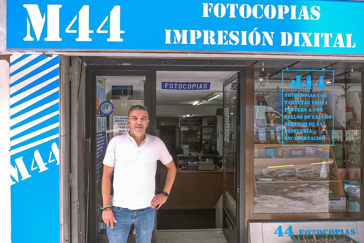 Manuel Gómez en la puerta de M44.