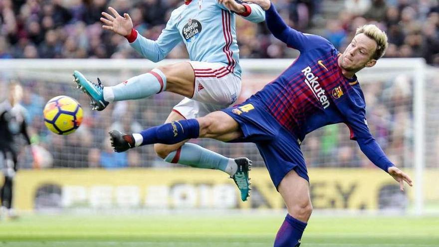 Hugo Mallo disputa el balón con Rakitic, en el último duelo entre el Barça y el Celta. // LOF