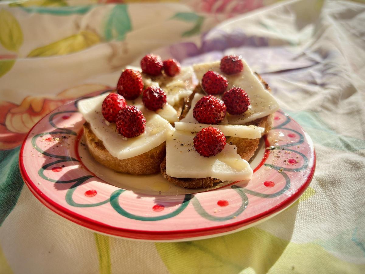 Las tostas con fresitas silvestres de Ibiza.
